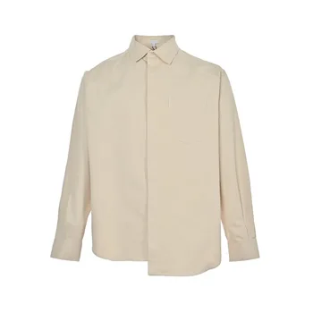 Белая однотонная рубашка неправильной формы с асимметричным кроем подола, потайными пуговицами спереди и манжетами на пуговицах